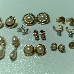 Vintage faux pearls earrings lot.